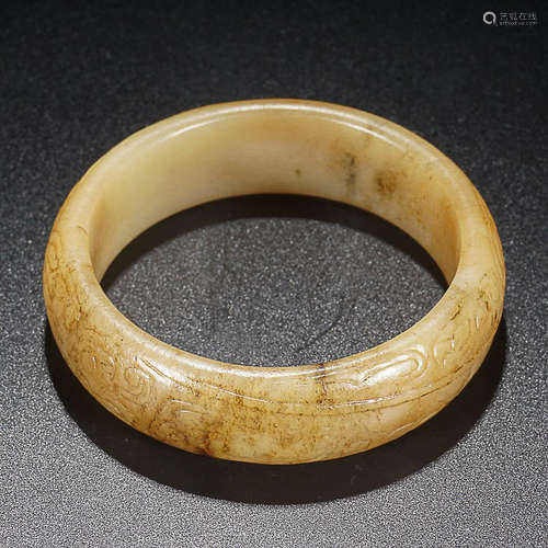 A HETIAN JADE CLOUD PATTERN BANGLE