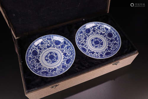 A PAIR OF BLUE& WHITE LOTUS PATTERN ROYAL STYLE PLATE