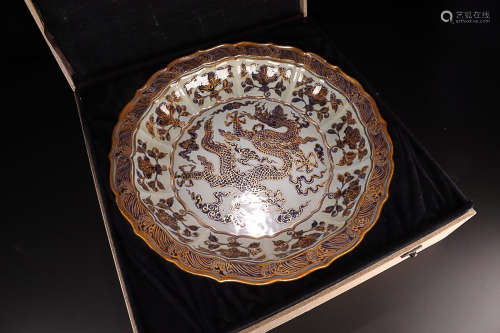 A PORCELAIN DRAGON PATTERN SUNFLOWER-MOUTH PLATE WITH GOLD-PRINTED DESIGN