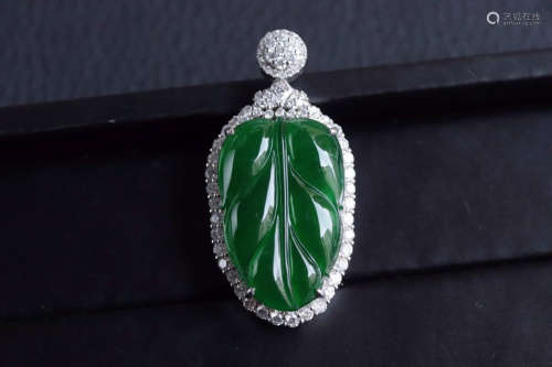 A GREEN LEAF-SHAPED JADEITE PENDANT SURROUNDED WITH DIAMONDS