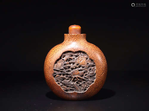 AN OLD BAMBOO SNUFF BOTTLE WITH LANDSCAPE PATTERN
