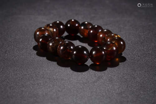 AN AMBER 15 BEADS BRACELET