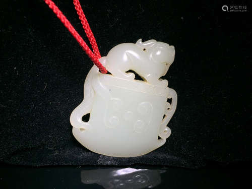 A HETIAN JADE PENDANT OF BEAST SHAPED