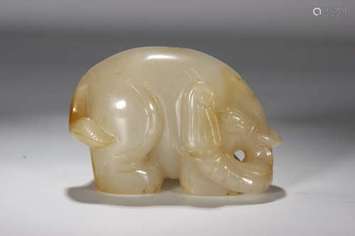 AN ELEPHANT SHAPED HETIAN JADE ORNAMENT