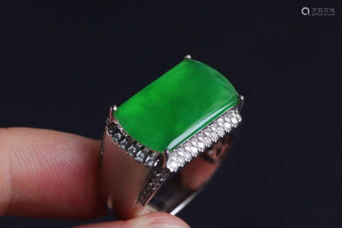 A ZHENGYANG GREEN SADDLE-SHAPED RING SURROUNDED WITH DIAMONDS
