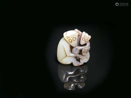 A HETIAN JADE ORNAMENT OF MONKEY SHAPED