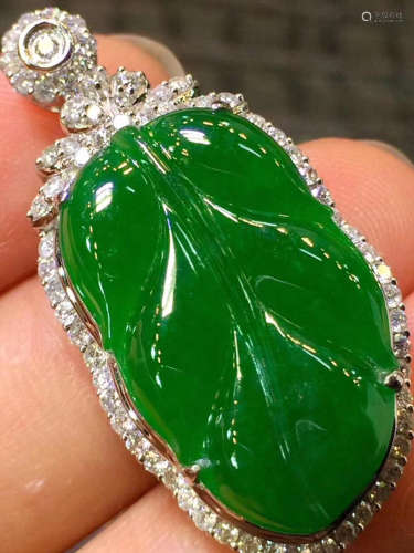A ZHENGYANG GREEN LEAF-SHAPED JADEITE PENDANT SURROUDNED WITH DIAMONDS