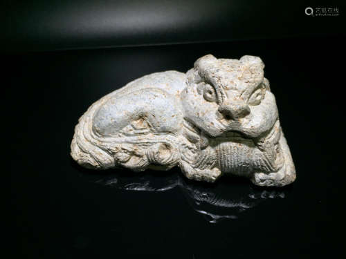 A STONE ORNAMENT OF BEAST CARVING
