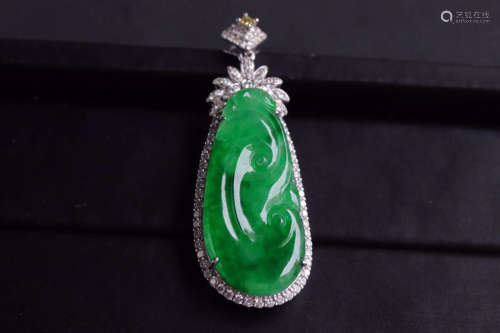 A GREEN RUYI-SHAPED PENDANT SURROUNDED WITH DIAMONDS