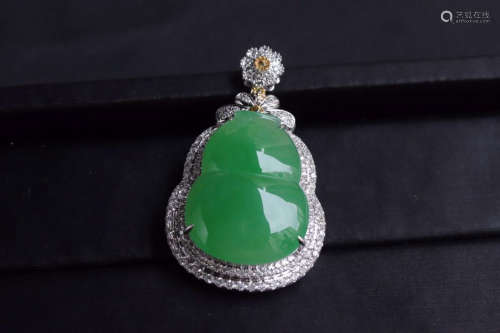 A NATURAL GREEN GOURD-SHAPED JADEITE PENDANT SURROUNDED WITH DIAMONDS