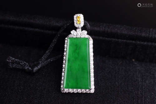 A GREEN JADEITE PENDANT SURROUNDED WITH DIAMONDS