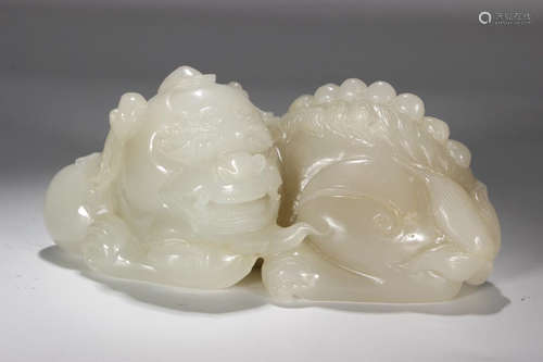 A HETIAN JADE LION DESIGN ORNAMENT