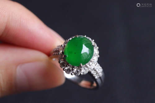 A GREEN JADEITE RING SURROUNDED WITH DIAMONDS
