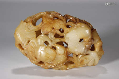 A HOLLOWED-OUT HETIAN JADE ORNAMENT