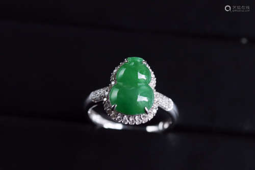 A GREEN GOURD-SHAPED RING SURROUNDED WITH DIAMONDS