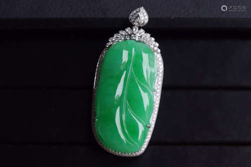 A ZHENGYANG GREEN LEAF-SHAPED JADEITE PENDANT SURROUDNED WITH DIAMONDS