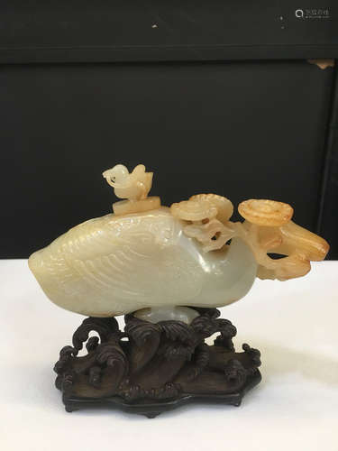 A HETIAN JADE DUCK SHAPED ORNAMENT