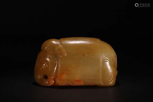 A HETIAN JADE ELEPHANT SHAPED ORNAMENT