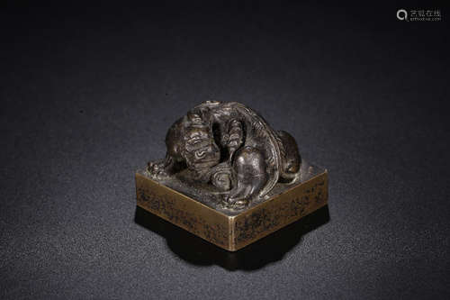 A BRONZE CARVED BEAST SQUARE SEAL