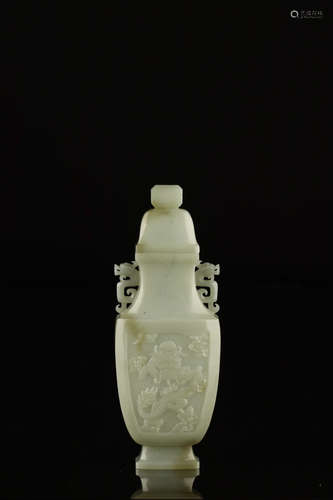 A HETIAN JADE VASE WITH DRAGON PATTERN