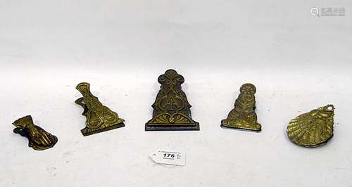 Five various Victorian brass finish letter clips, variously decorated