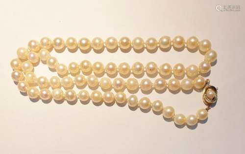 Cultured pearl necklace, single-strand and the gol