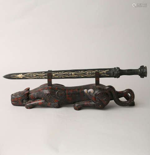 青銅劍、大漆虎形刀架一組