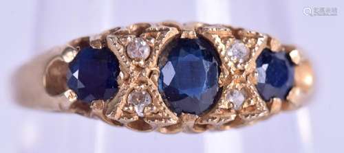 AN 18CT GOLD AND SAPPHIRE RING. 2.6 grams. Size O.