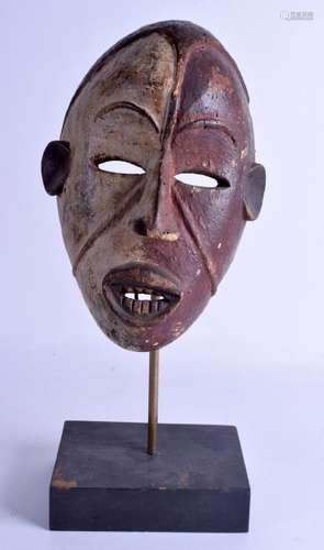 AN EARLY 20TH CENTURY AFRICAN TRIBAL POLYCHROMED MASK.