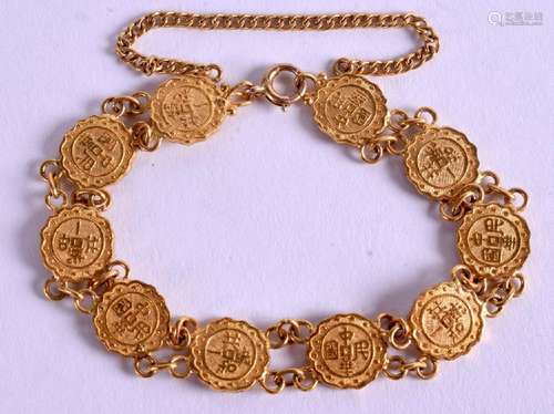 A HEAVY VINTAGE CHINESE HIGH CARAT GOLD BRACELET. 20.2