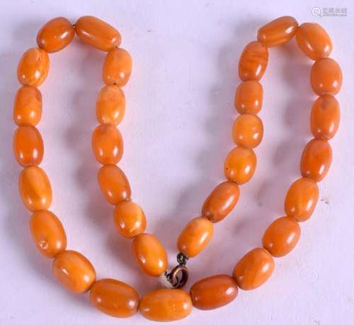 AN AMBER BEAD NECKLACE. 36 cm total length & weight 20