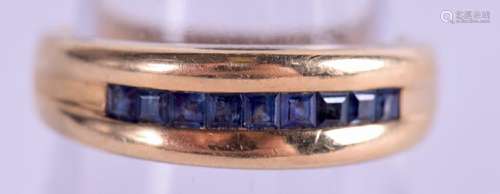 AN 18CT GOLD SAPPHIRE INSET RING, formed with sectional