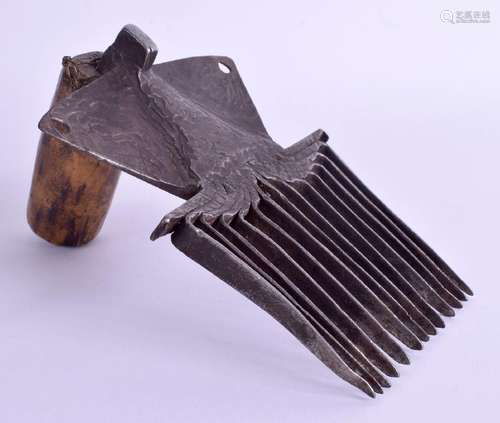 AN UNUSUAL 18TH CENTURY TREEN FRUITWOOD AND STEEL COMB