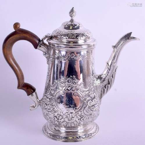 A GEORGE III SILVER COFFEE POT. London 1792. 20.5 oz.