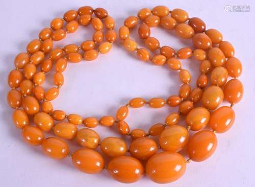 A GOOD DOUBLE STRAND AMBER NECKLACE. 77 cm long &