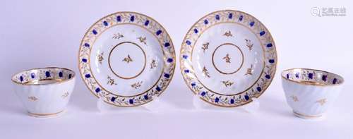 A PAIR OF 18TH CENTURY CHAMBERLAINS WORCESTER TEABOWLS