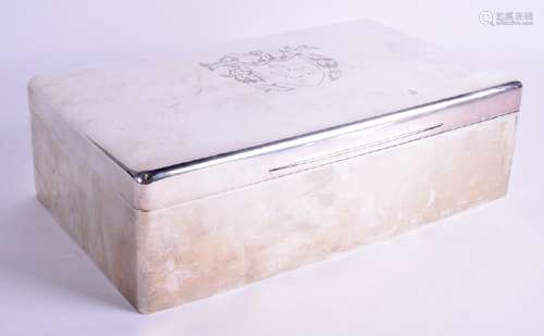 A LARGE ANTIQUE SILVER CIGAR BOX. London 1912. 79 oz