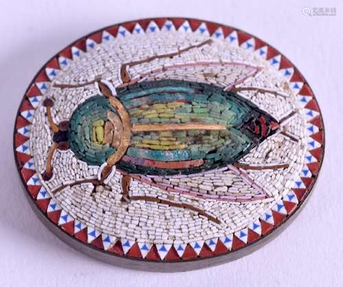 A FINE 19TH CENTURY ITALIAN MICRO MOSAIC INSECT BROOCH.