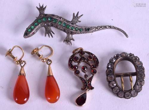 AN ANTIQUE SILVER LIZARD BROOCH, together with agate