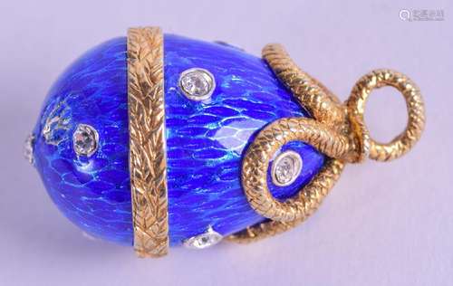 A VINTAGE SILVER GILT AND BLUE ENAMEL EGG PENDANT. 2.5