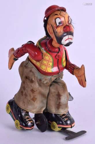 A VINTAGE 1950S TIN PLATE FIGURE OF A SKATING CLOWN. 16