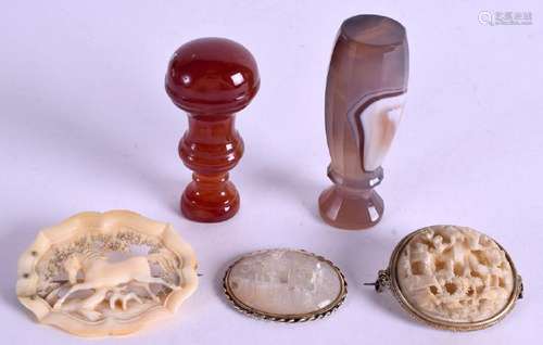 TWO ANTIQUE AGATE DESK SEAL, together with a Chinese