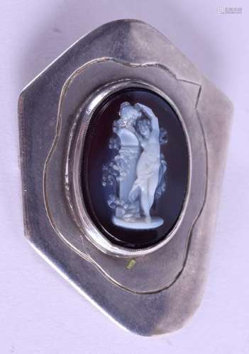 A GOOD EARLY 20TH CENTURY SILVER AGATE INSET BROOCH,