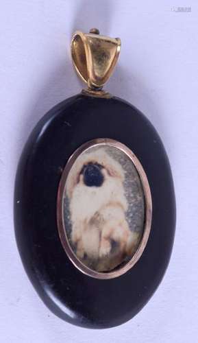 AN EARLY 20TH CENTURY PIETRA DURA AND GOLD PENDANT,