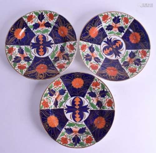 THREE EARLY 19TH CENTURY ENGLISH IMARI PLATES Coalport