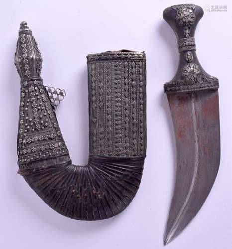 A MIDDLE EASTERN OMANI JAMBIYA DAGGER. 35 cm x 15 cm.