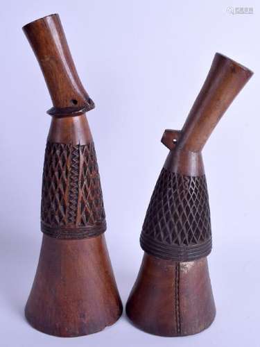 AN UNUSUAL PAIR OF TRIBAL CARVED ZIG ZAG HORNS. 29 cm &