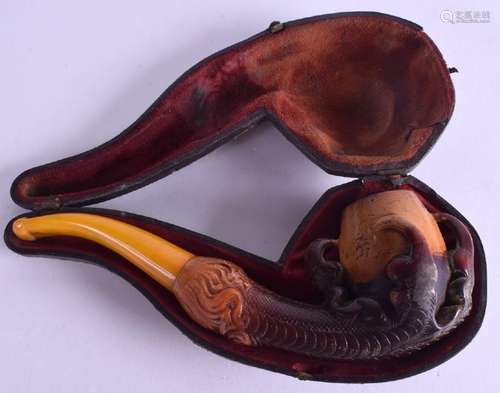 A LARGE ANTIQUE CARVED AMBER AND MEERSCHAUM PIPE. 18 cm