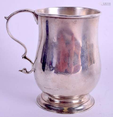 A GEORGE III SILVER MUG. London 1779. 3.1 oz. 8 cm