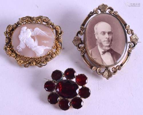 A GEORGIAN PASTE BROOCH, together with a Victorian